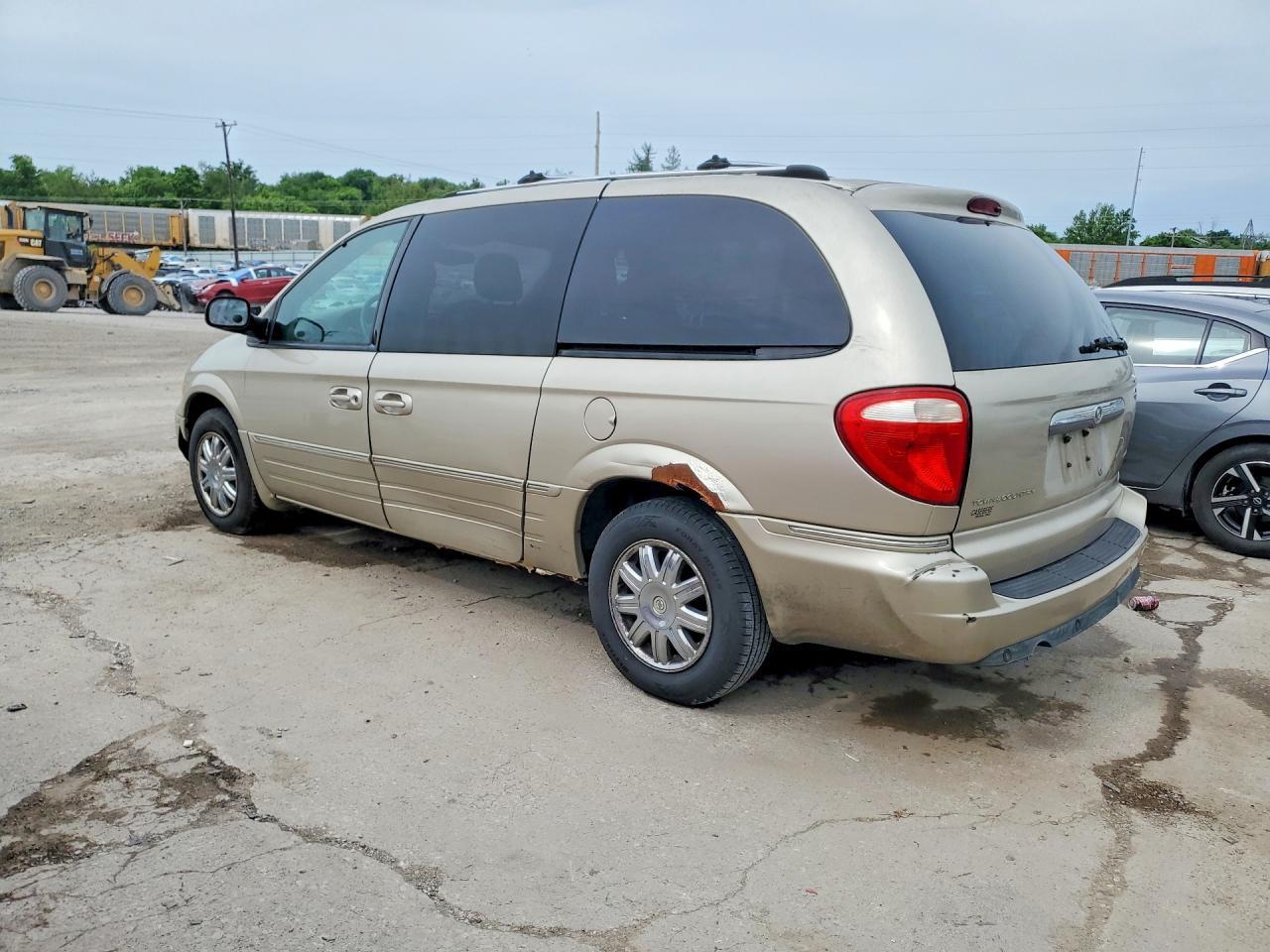 2005 Chrysler Town & Country Limited - Image 2