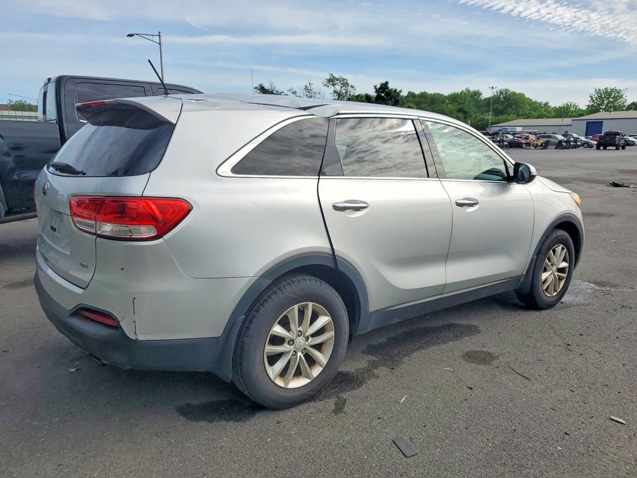 2017 Kia Sorento L - Image 3