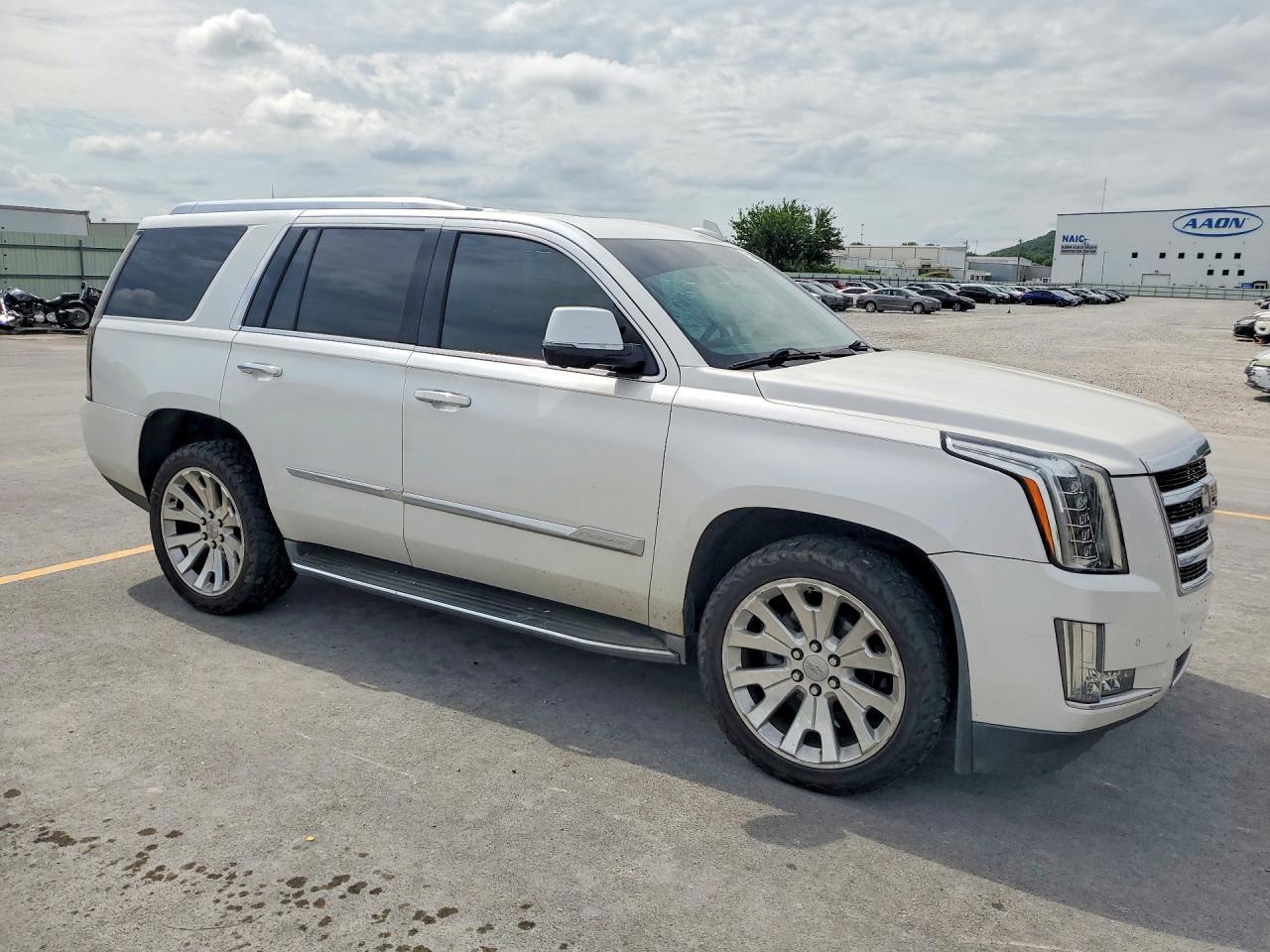 2016 Cadillac Escalade Luxury - Image 4