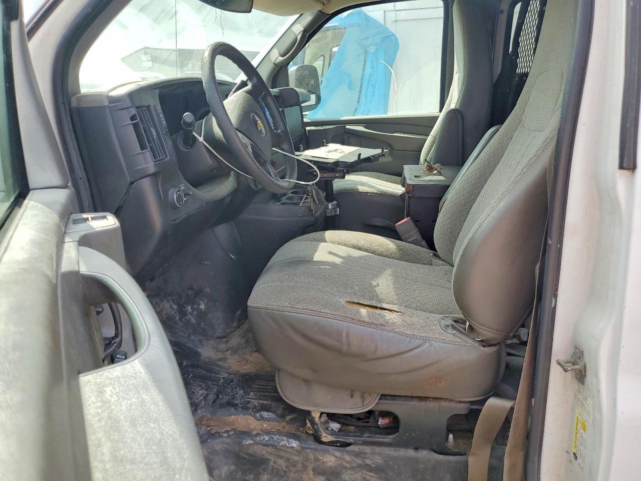 2010 Chevrolet Express G2500 - Image 7