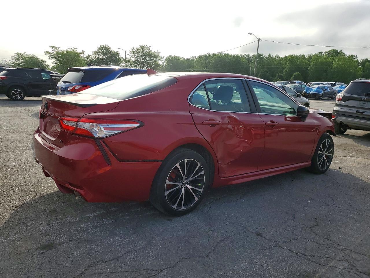 2020 Toyota Camry Se - Фото 3