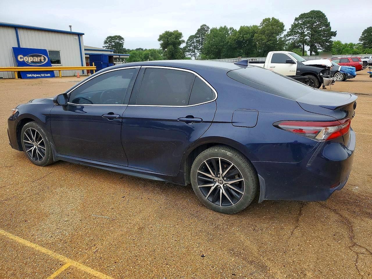 2022 Toyota Camry Se - Фото 2