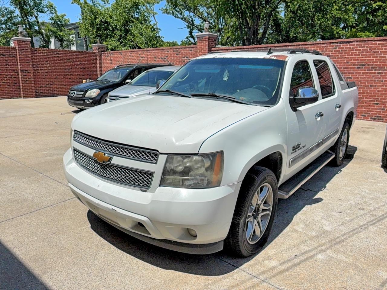2011 Chevrolet Avalanche Ls - Image 2