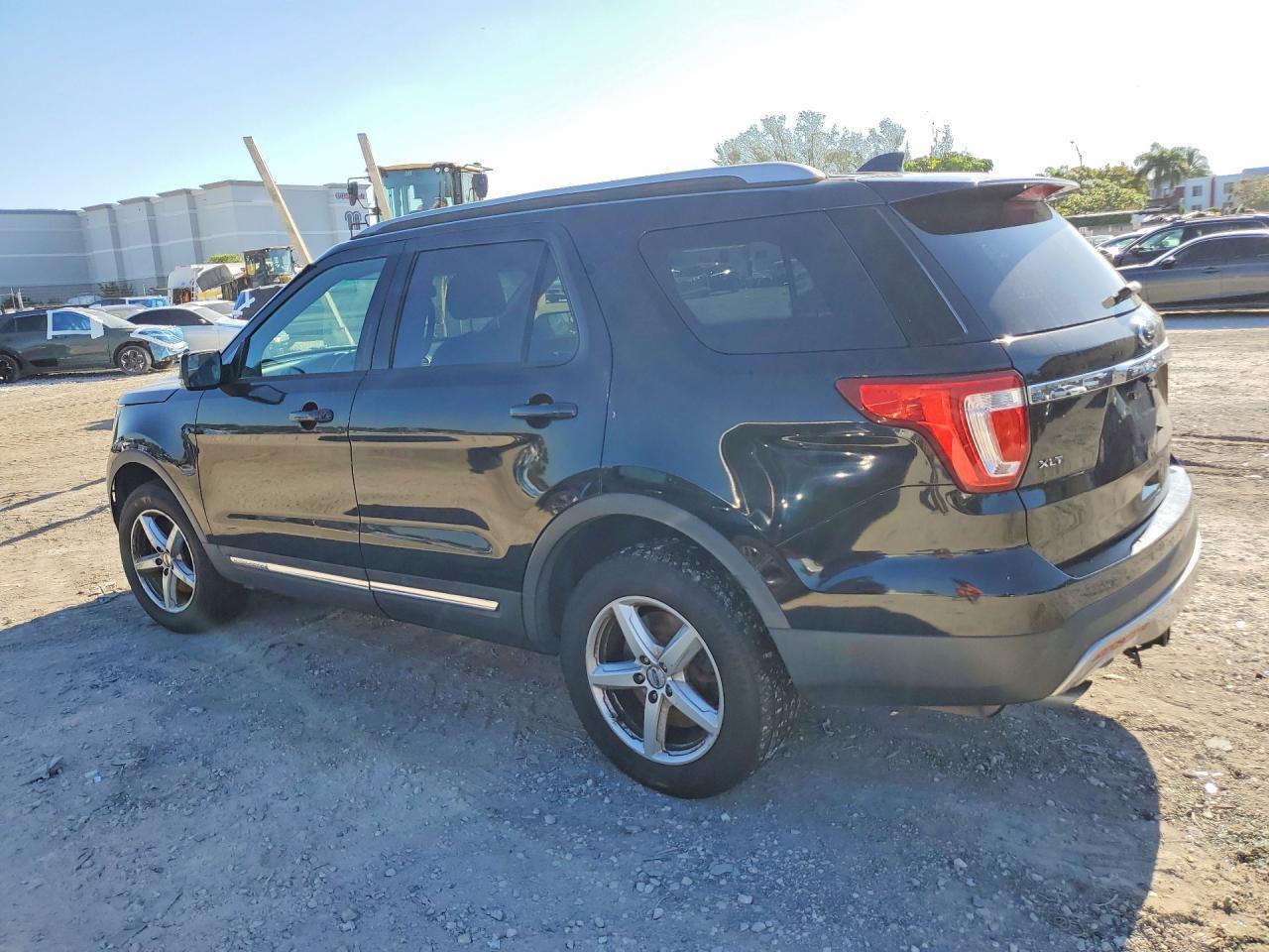 2016 Ford Explorer Xlt - Image 2
