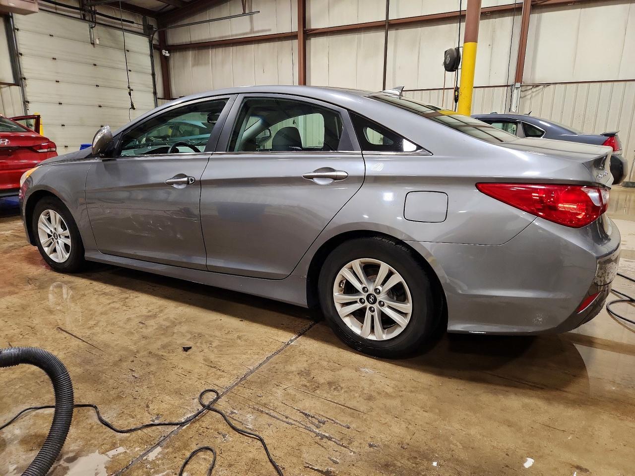 2014 Hyundai Sonata Gls - Image 2