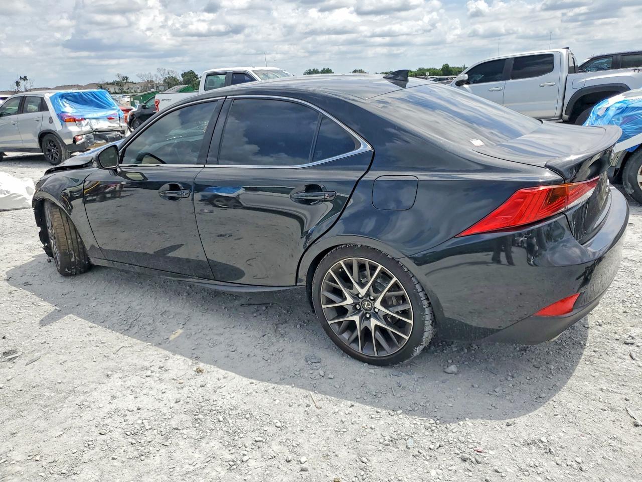 2017 Lexus Is 300 - Фото 2