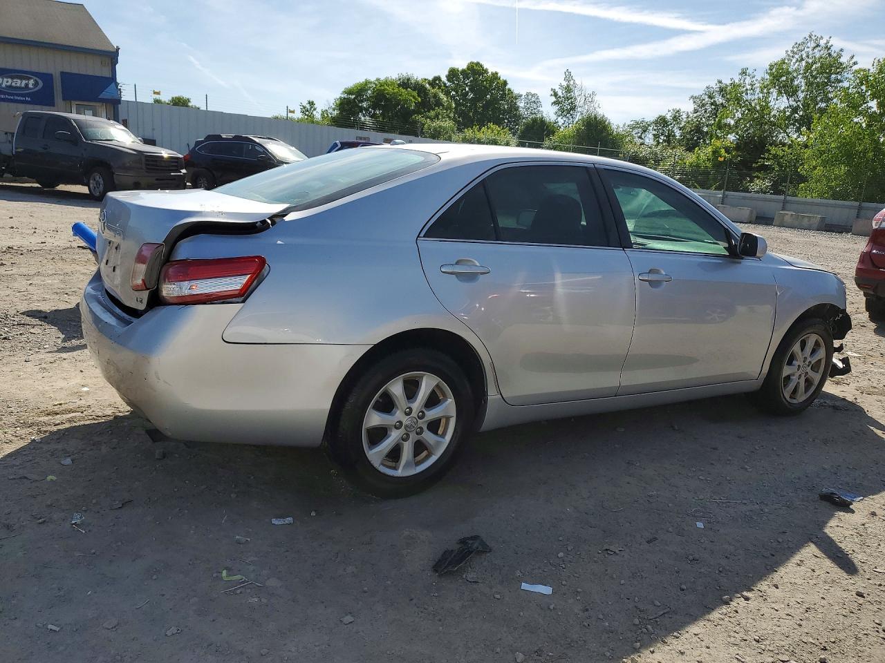 2011 Toyota Camry Le - Фото 3