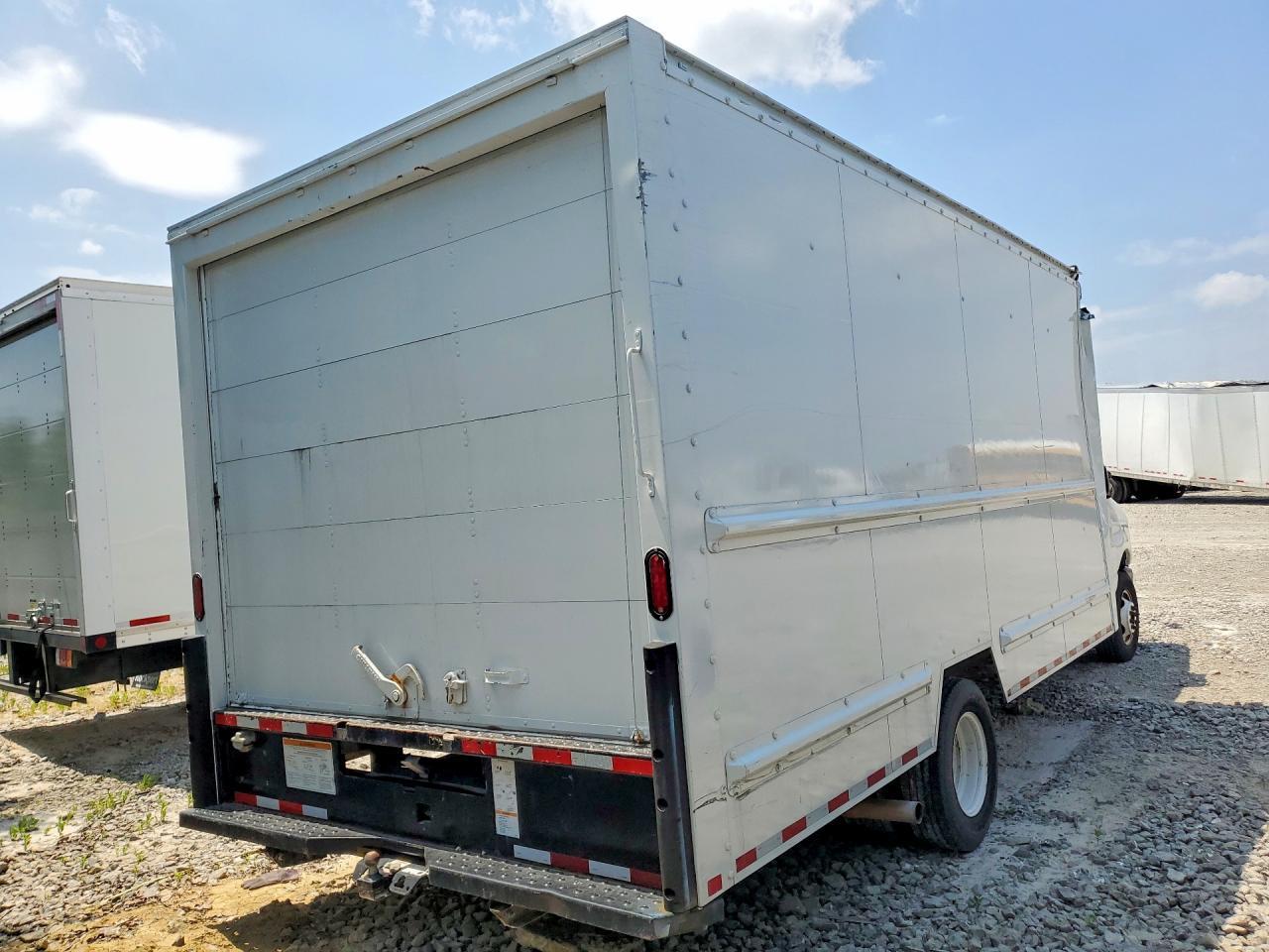 2018 Ford E350 Box Truck - Фото 3