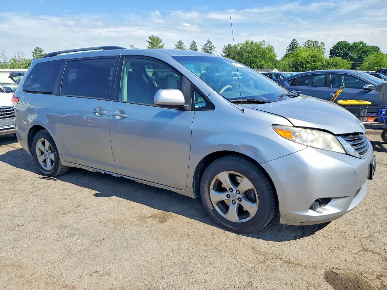 2011 Toyota Sienna Le - Image 4