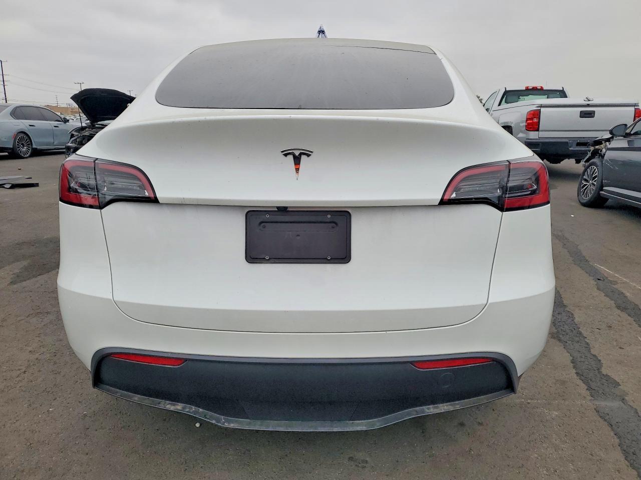 2025 Tesla Model Y - Фото 6