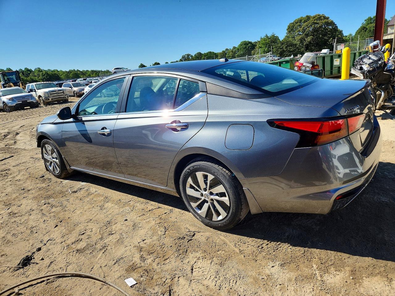2019 Nissan Altima S - Фото 2