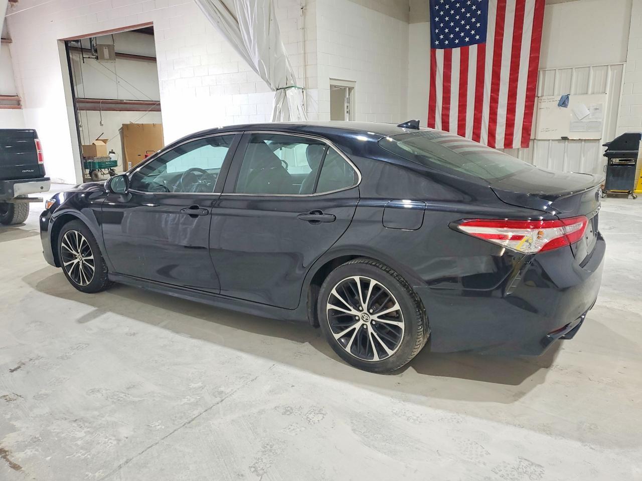 2020 Toyota Camry Se - Image 2
