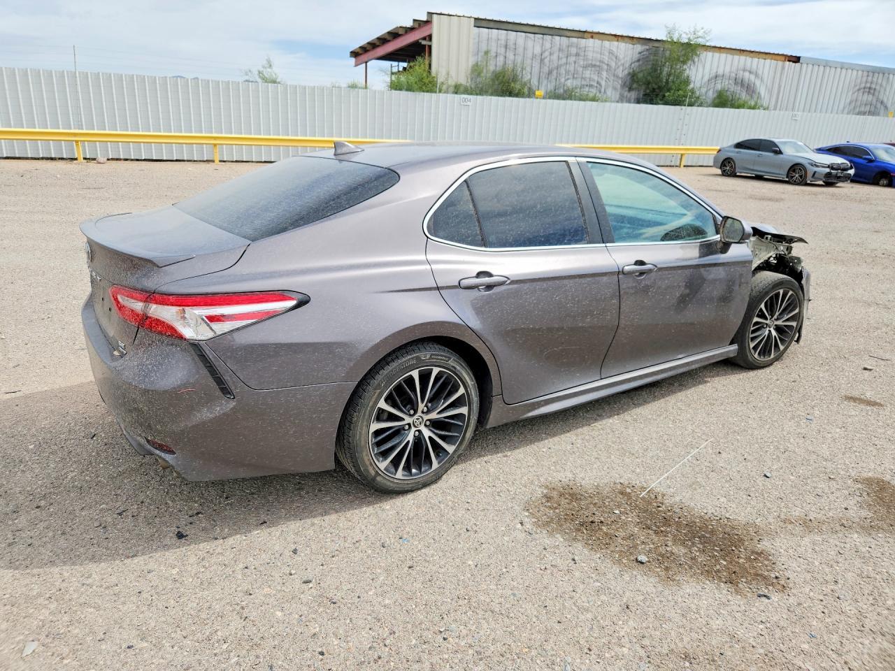 2020 Toyota Camry - Фото 3