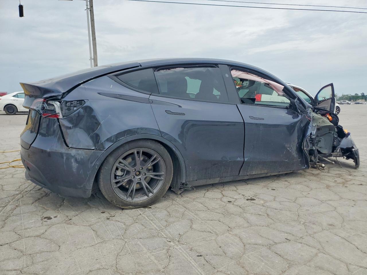 2025 Tesla Model Y - Image 3