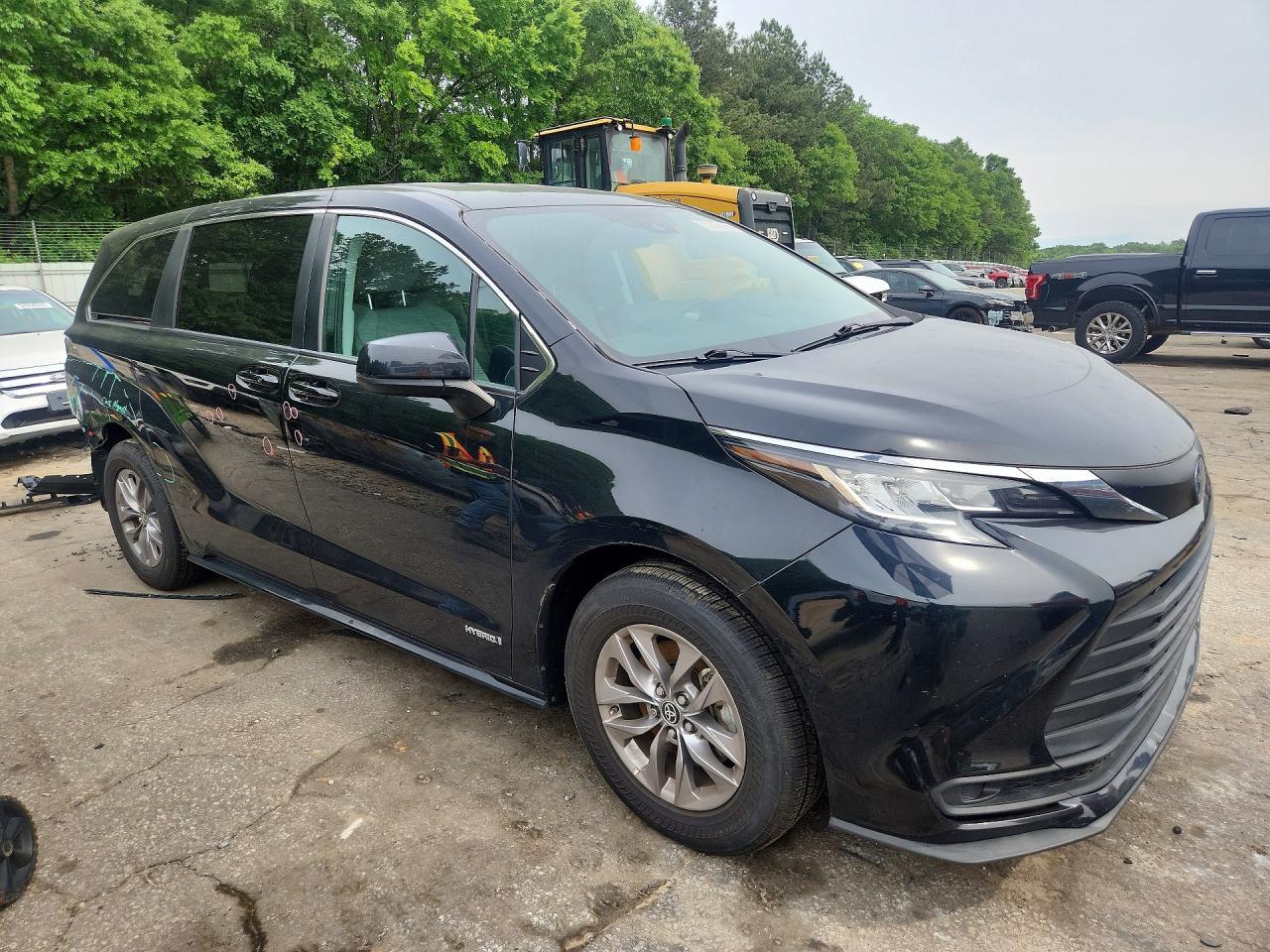 2021 Toyota Sienna Le - Image 4