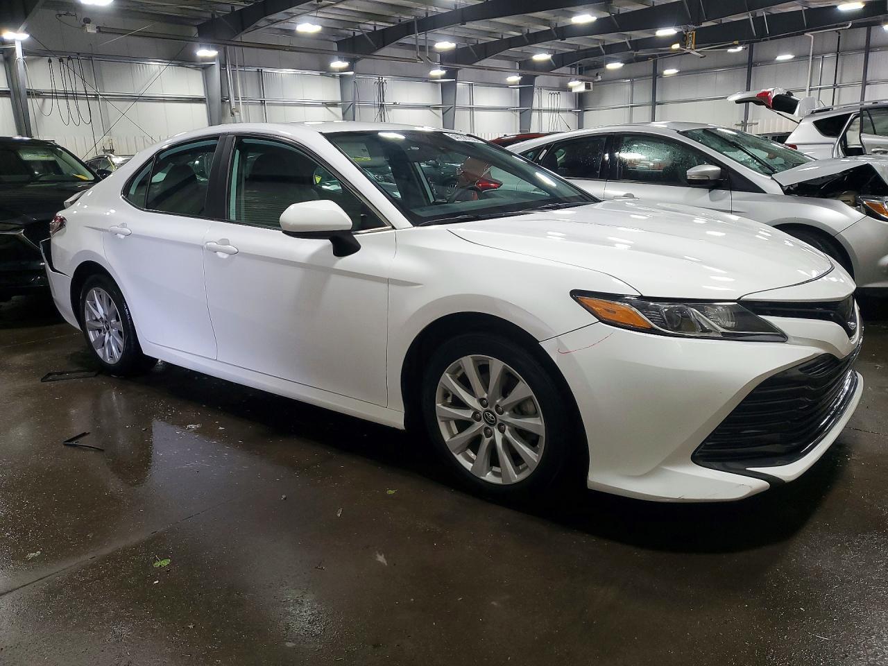 2020 Toyota Camry Le - Фото 4