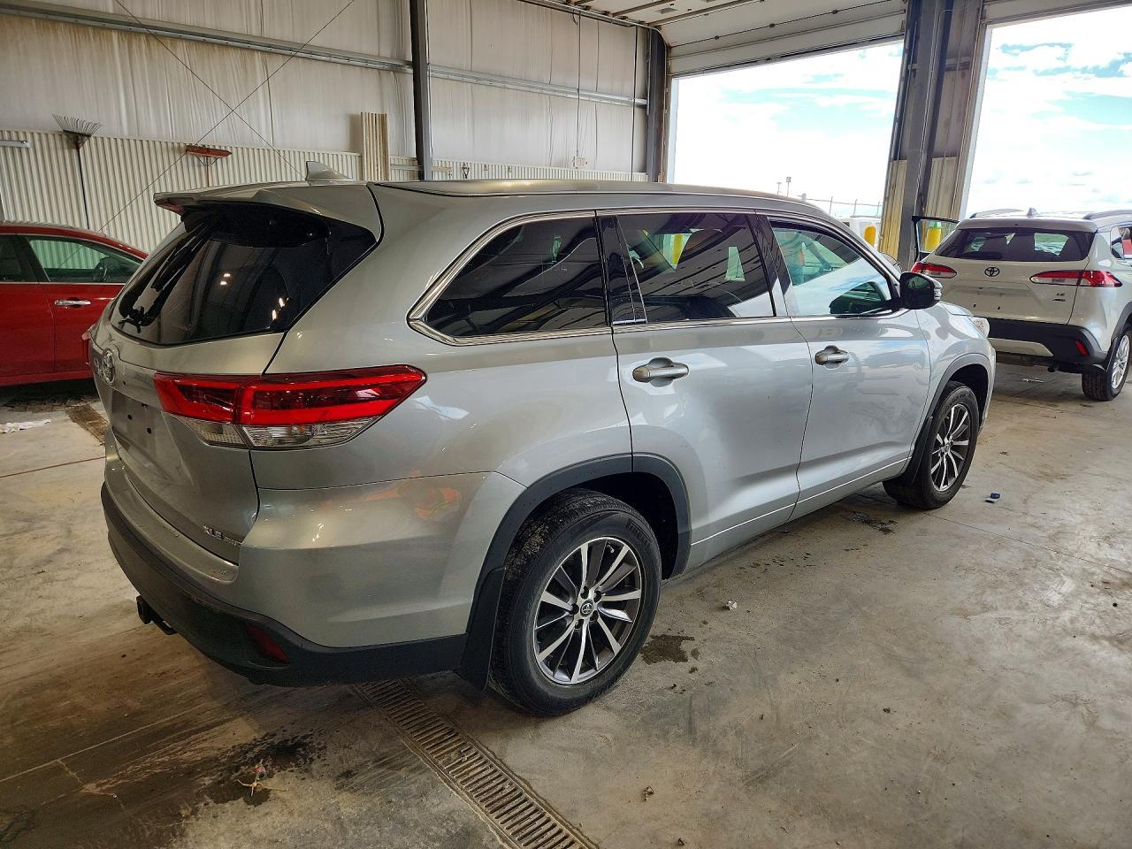 2017 Toyota Highlander Xle - Image 3