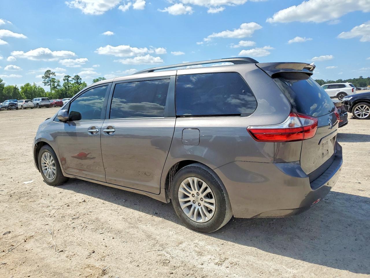 2017 Toyota Sienna Xle 8-Passenger - Фото 2