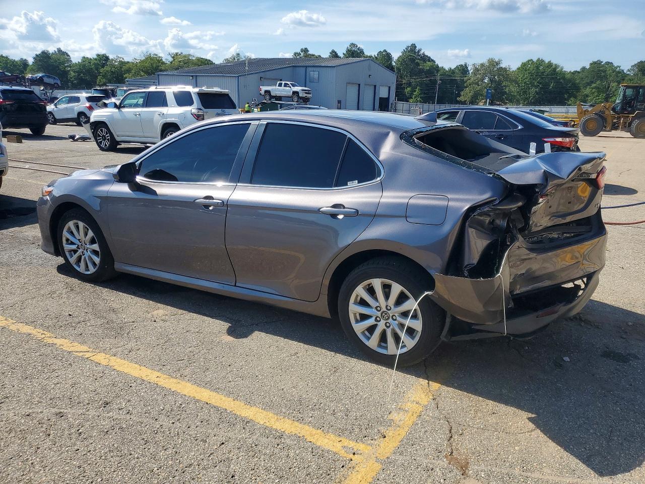 2020 Toyota Camry Le - Фото 2