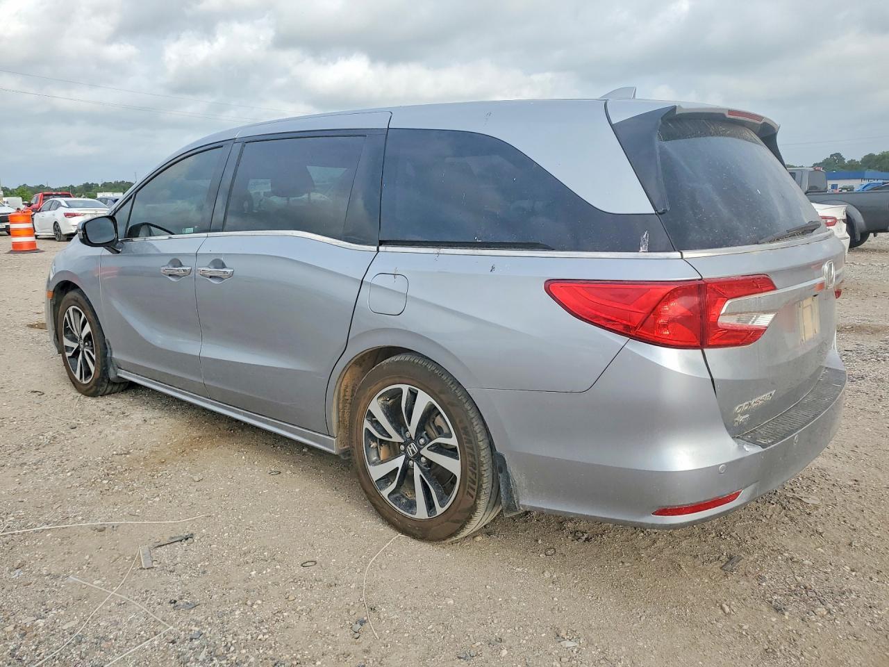 2018 Honda Odyssey Elite - Image 2