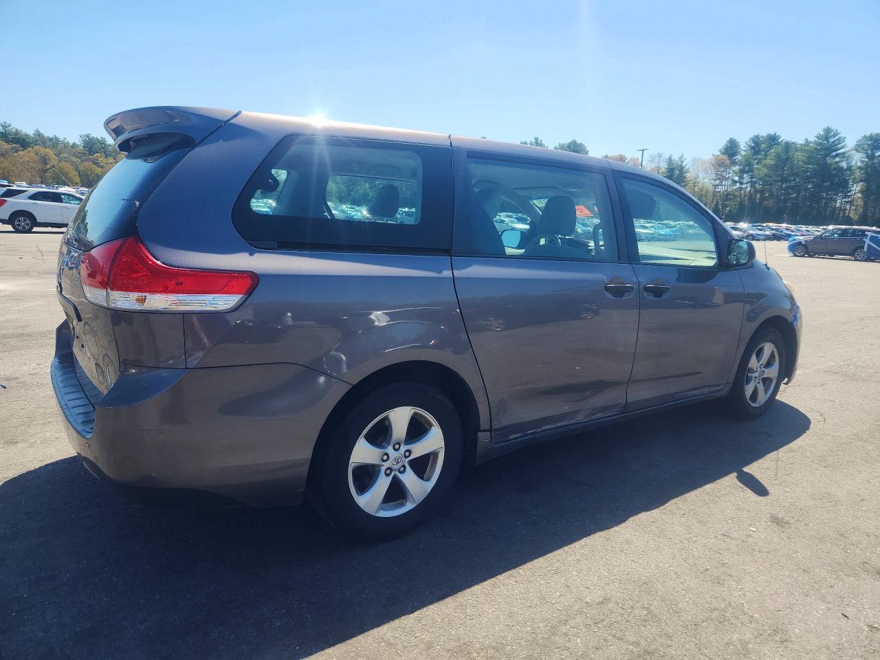 2014 Toyota Sienna L 7-Passenger - Фото 3
