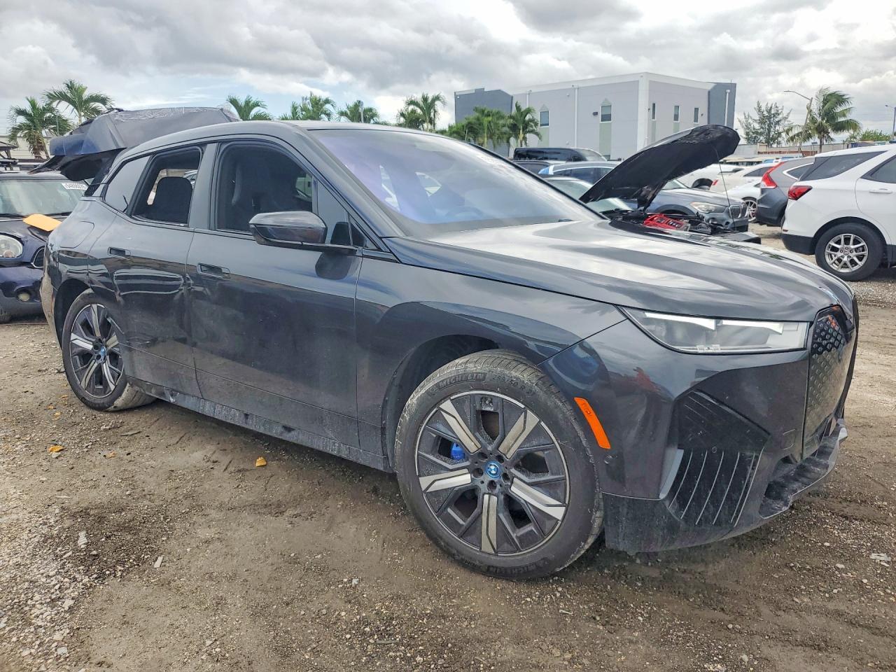 2025 BMW Ix xDrive50 - Фото 4