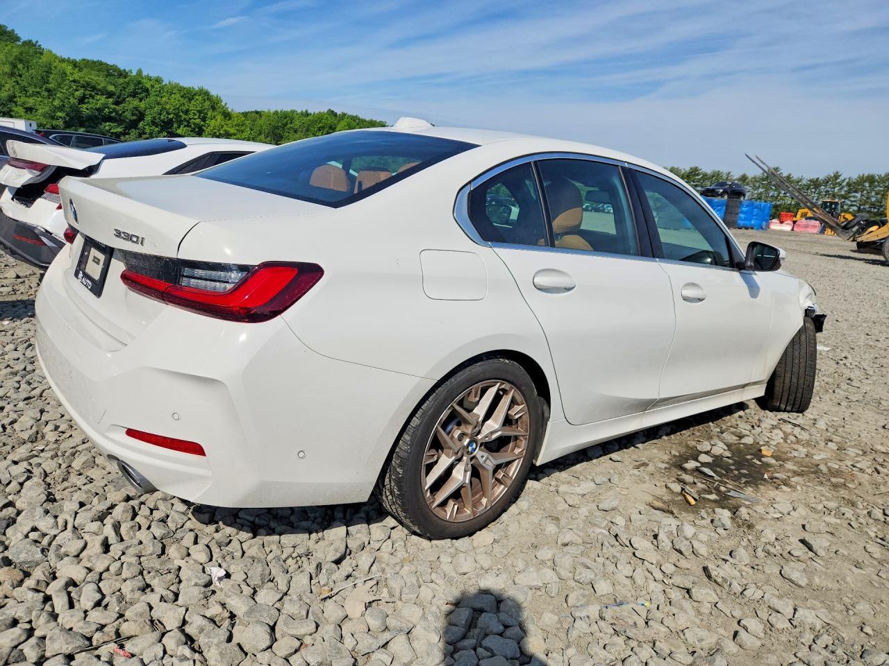 2025 BMW 330Xi - Фото 3