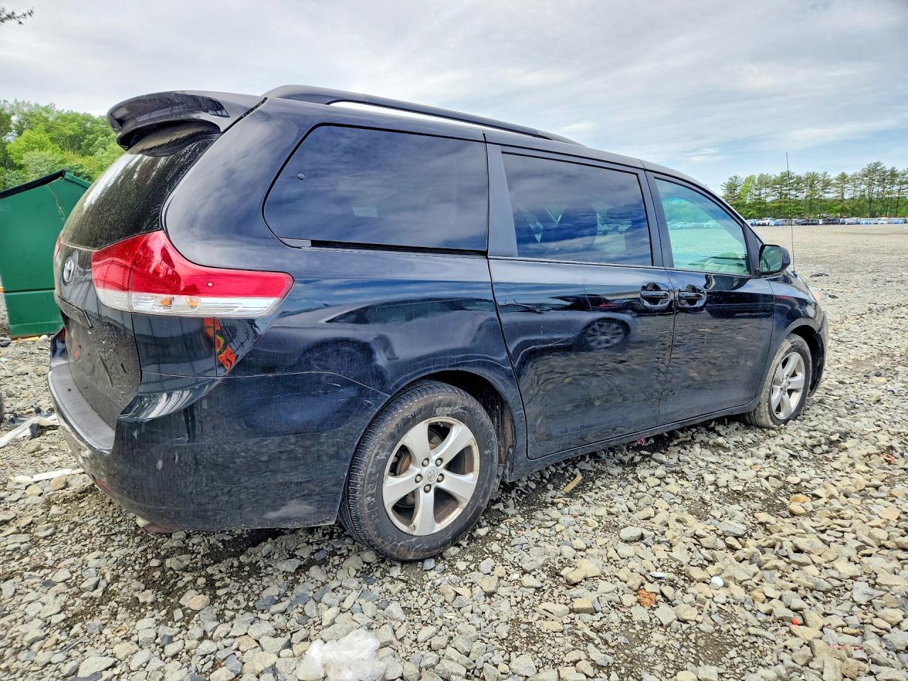 2014 Toyota Sienna Le - Image 3