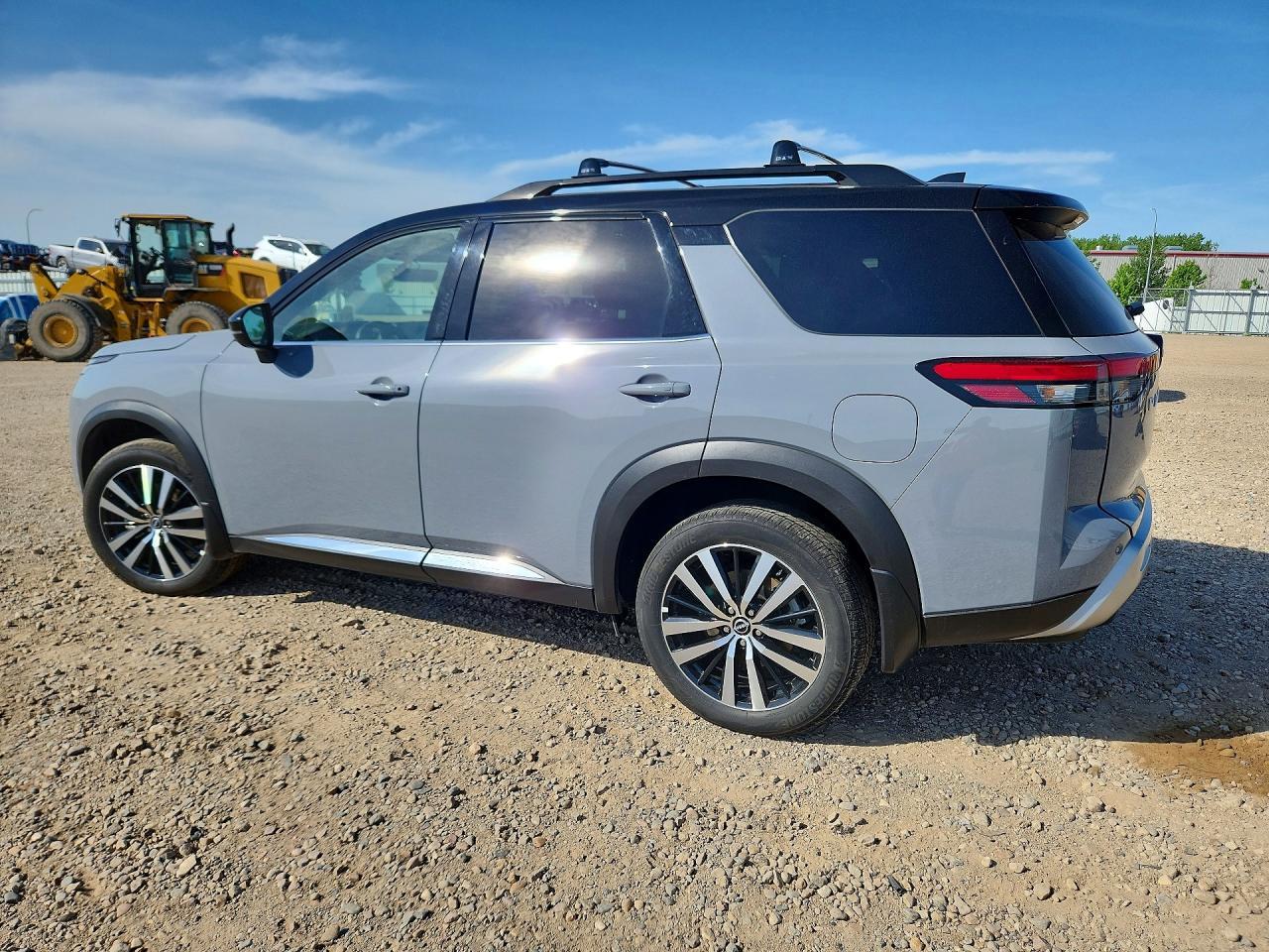 2025 Nissan Pathfinder Platinum - Фото 2