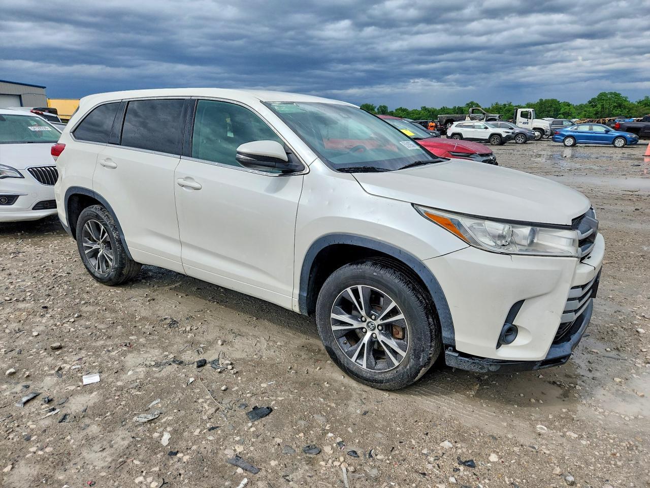2018 Toyota Highlander Le - Image 4