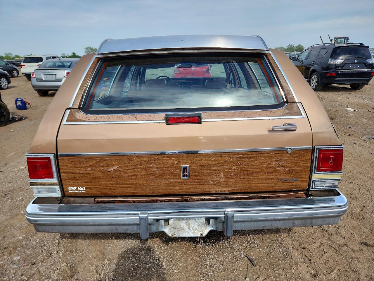 1988 Oldsmobile Custom Cruiser - Фото 6