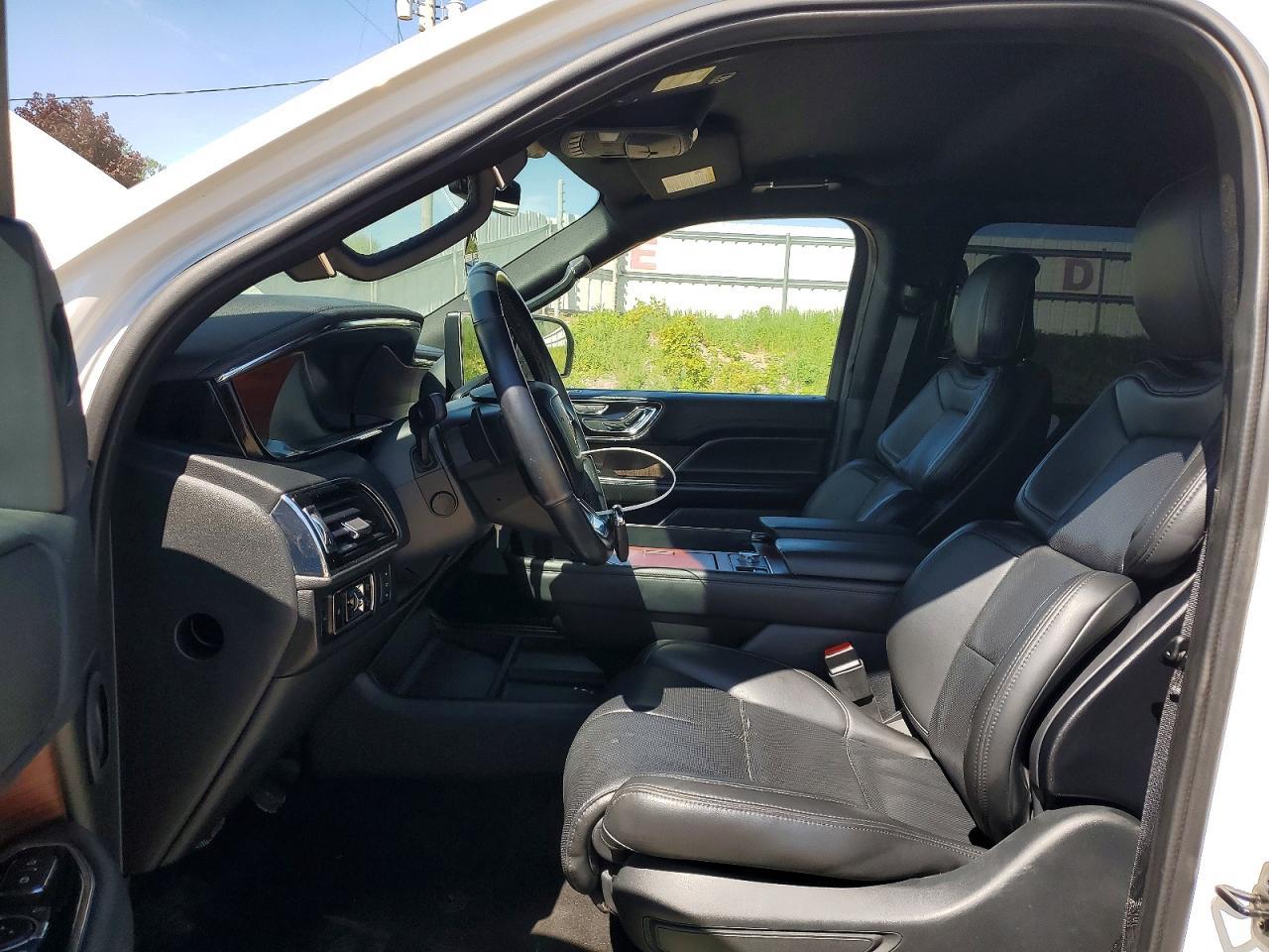 2023 Lincoln Navigator - Image 7