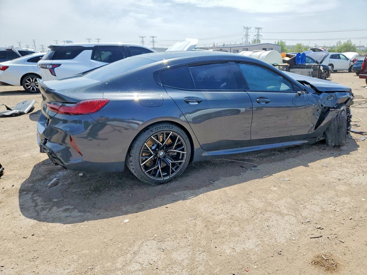 2022 BMW M8 - Фото 3