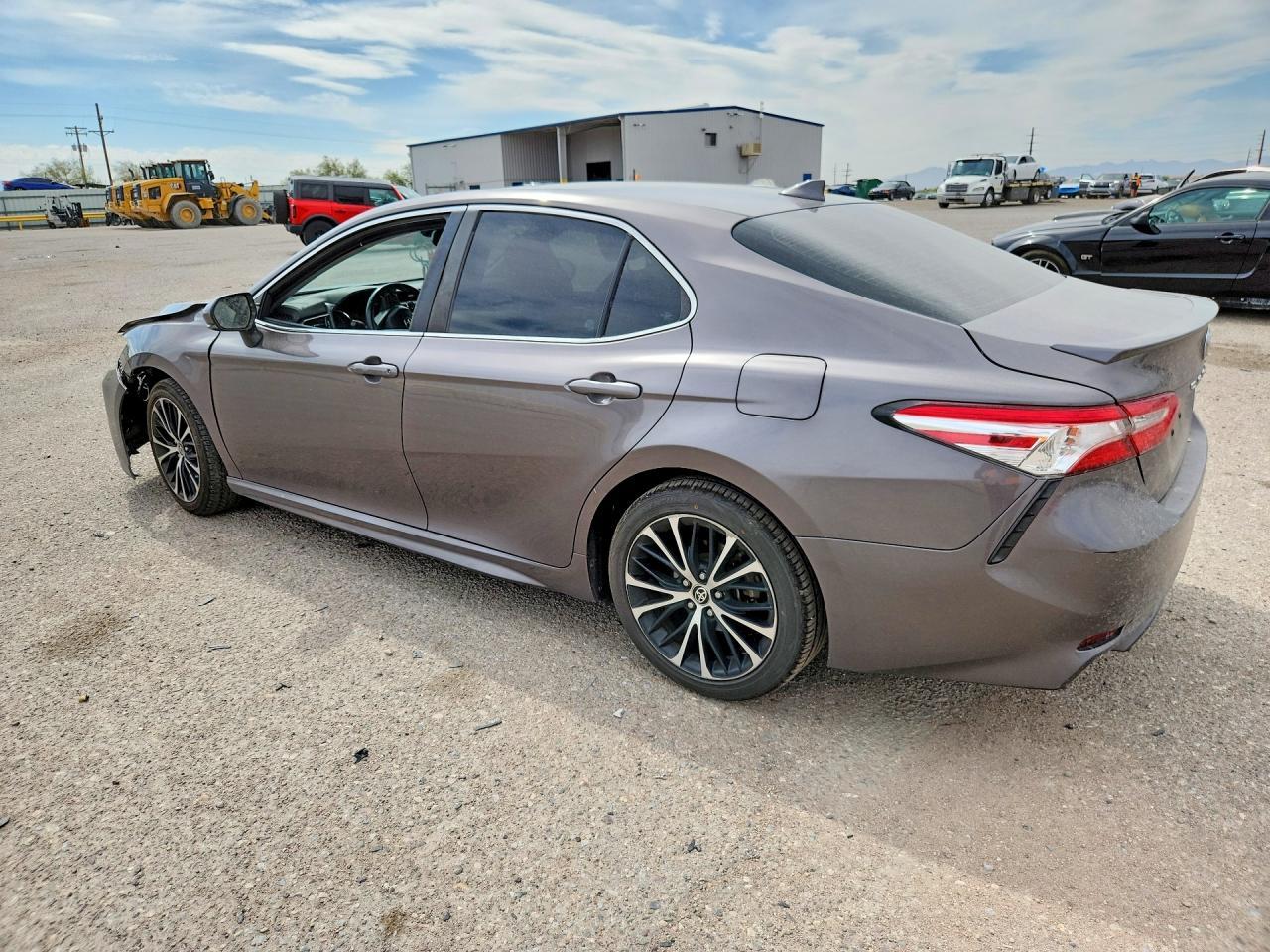 2020 Toyota Camry - Фото 2