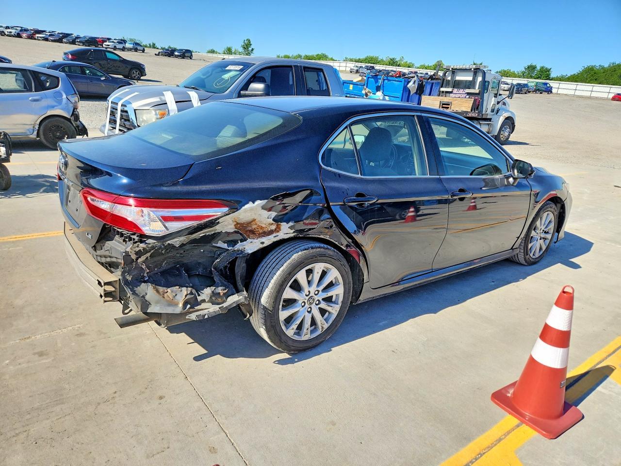 2018 Toyota Camry Le - Фото 3
