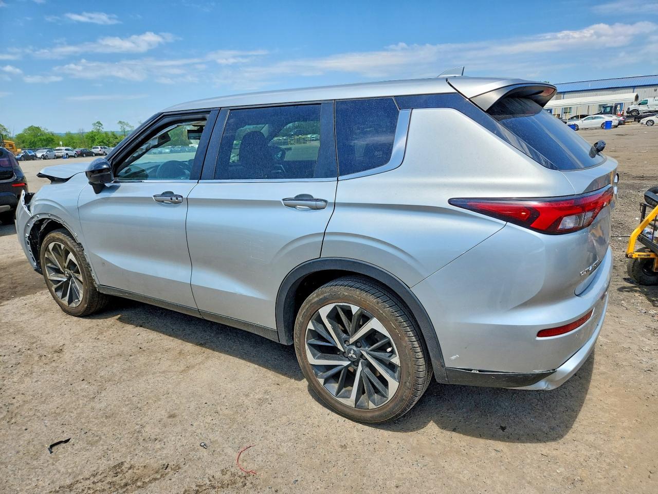 2022 Mitsubishi Outlander Se - Image 2