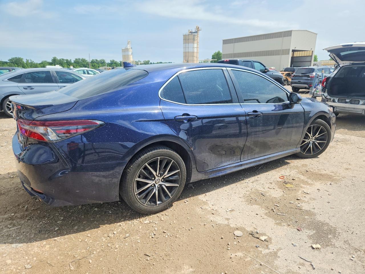 2022 Toyota Camry Se - Фото 3
