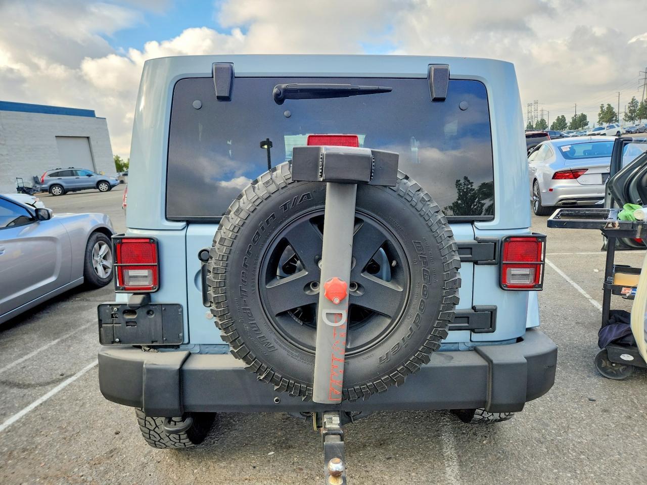 2012 Jeep Wrangler Sahara - Фото 6