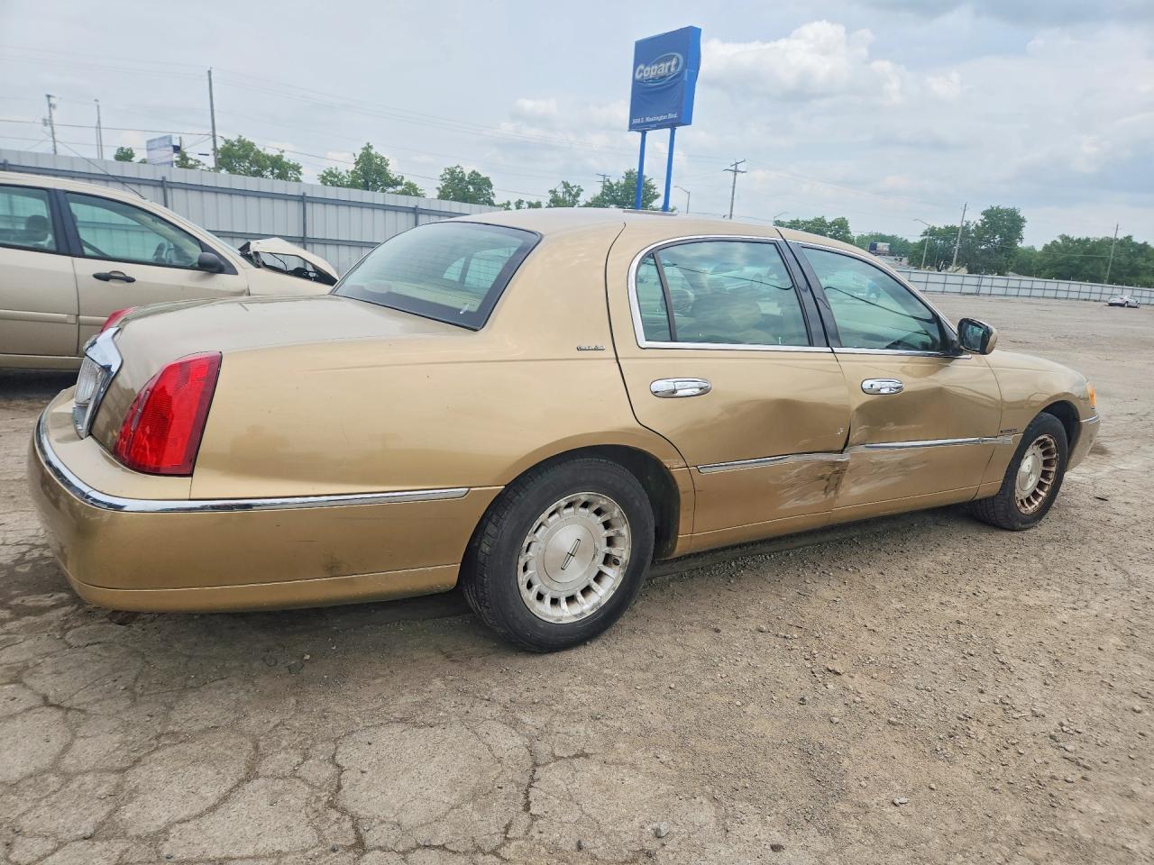 1998 Lincoln Town Car Executive - Фото 3
