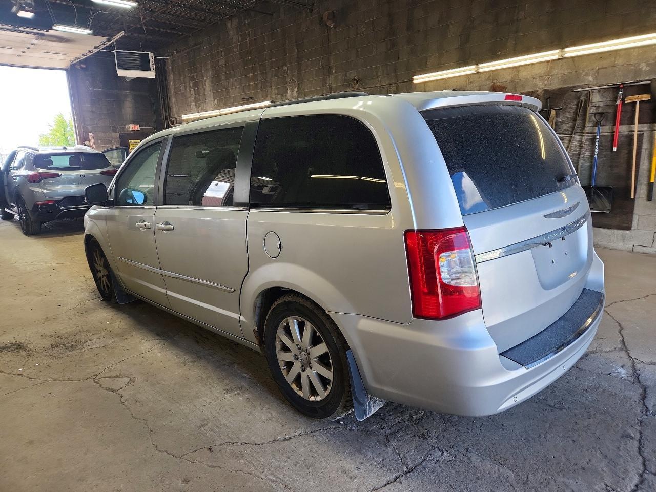 2011 Chrysler Town & Country Touring L - Фото 2