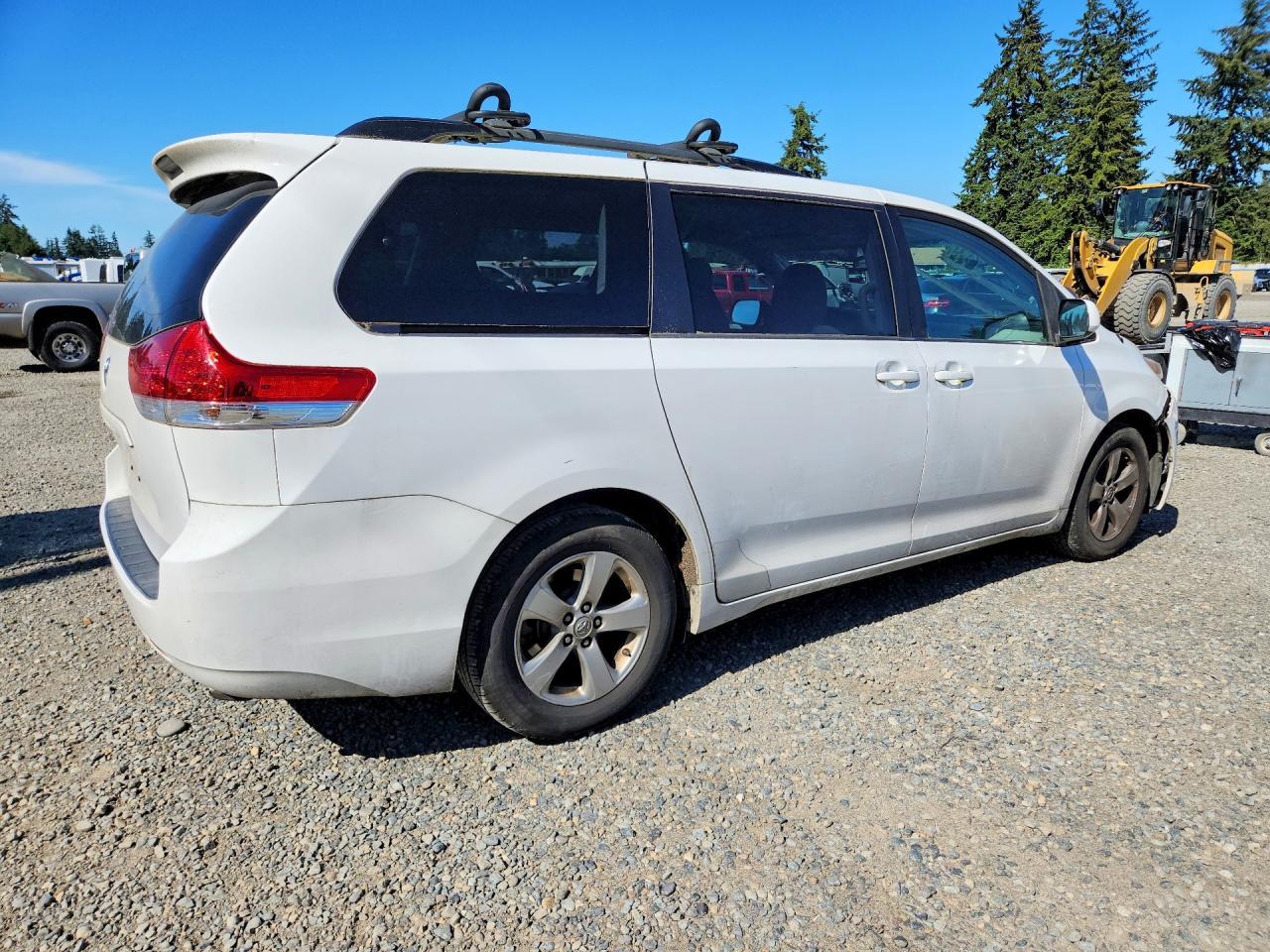 2014 Toyota Sienna Le - Image 3