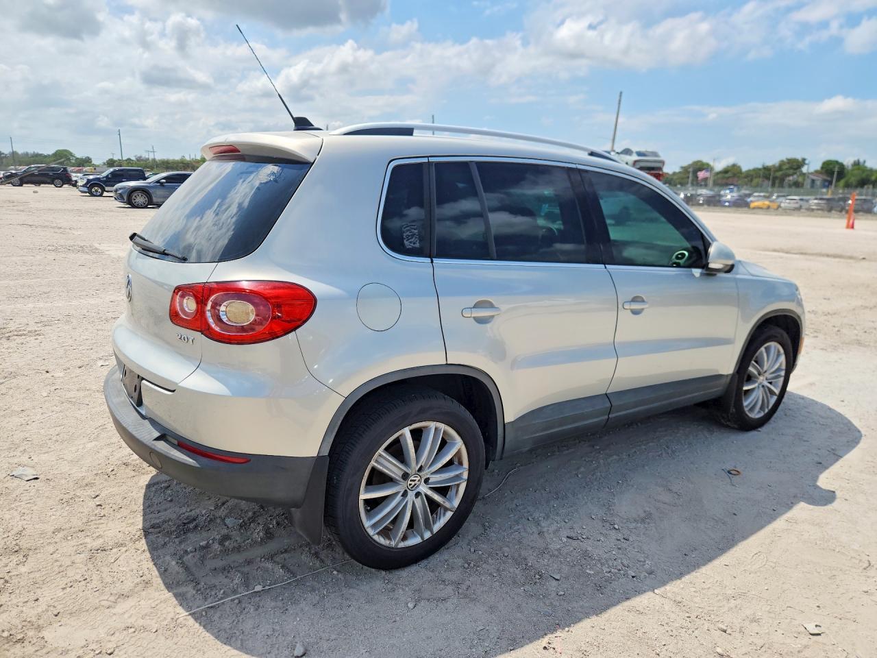 2010 Volkswagen Tiguan S - Фото 3