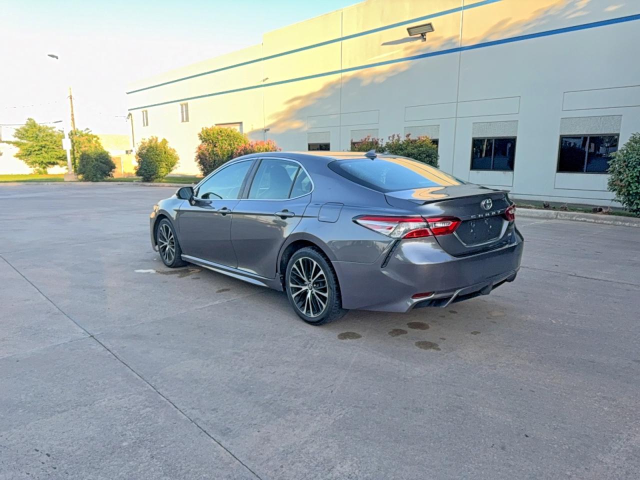 2019 Toyota Camry Se - Фото 3