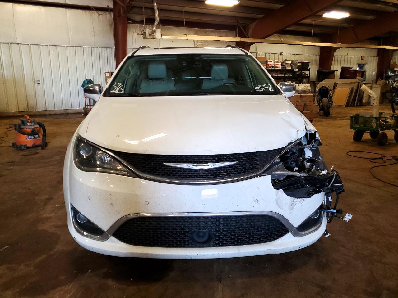 2017 Chrysler Pacifica Limited - Image 5