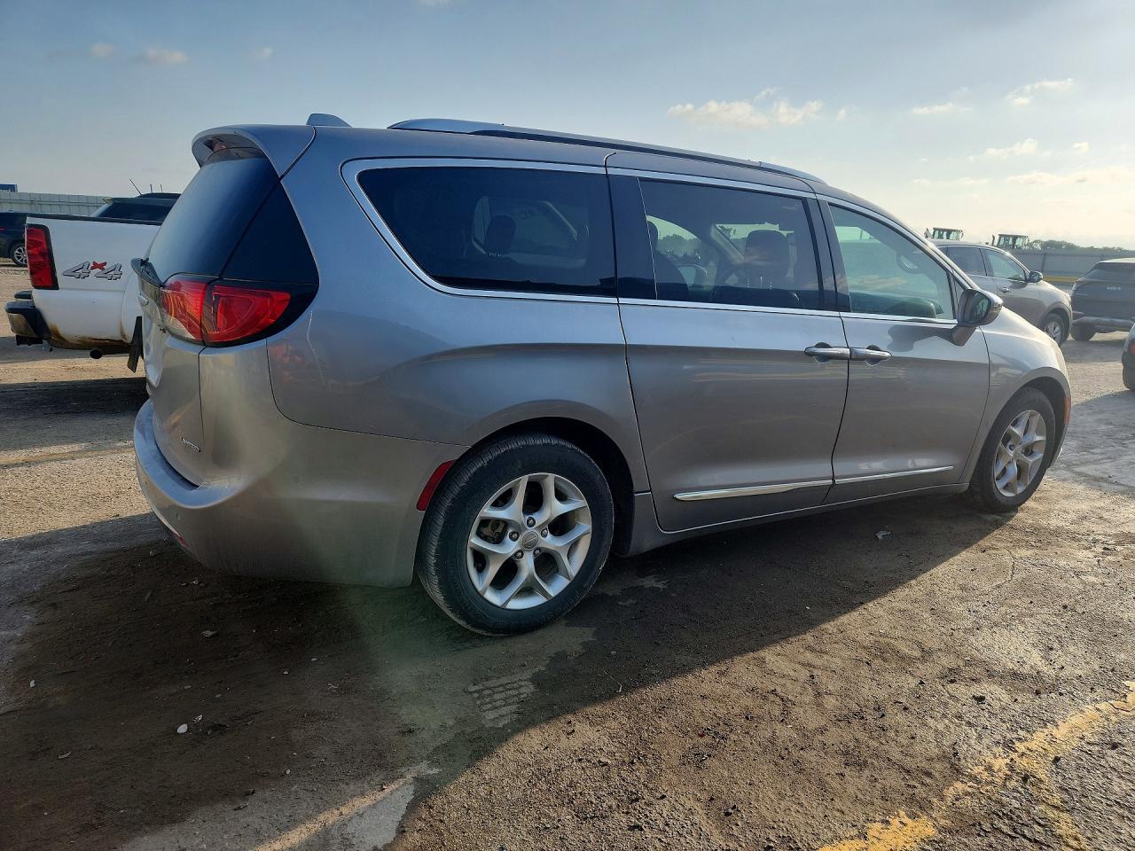 2020 Chrysler Pacifica Limited - Image 3