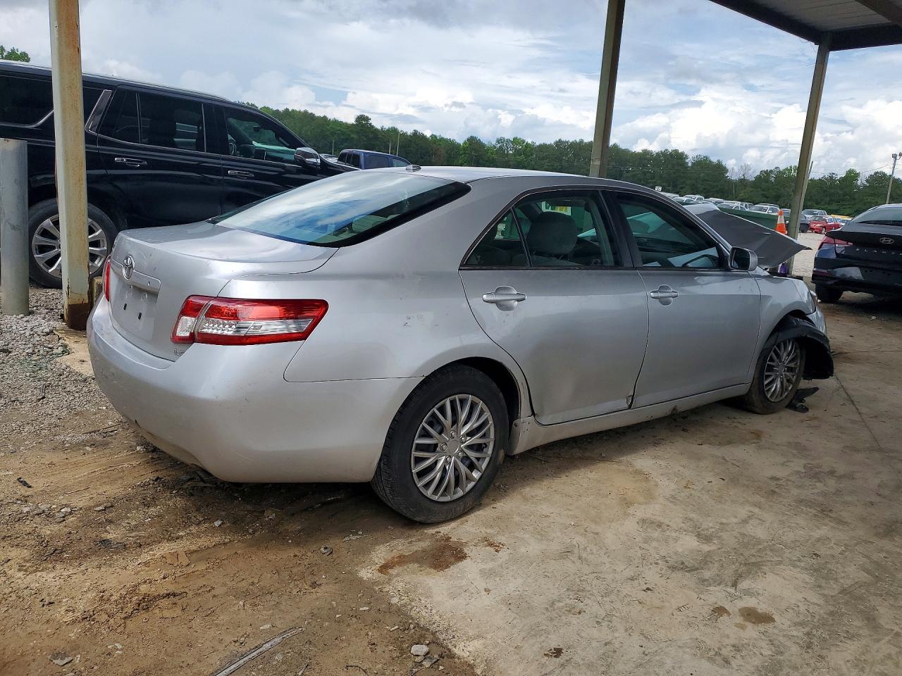 2010 Toyota Camry Le - Фото 3