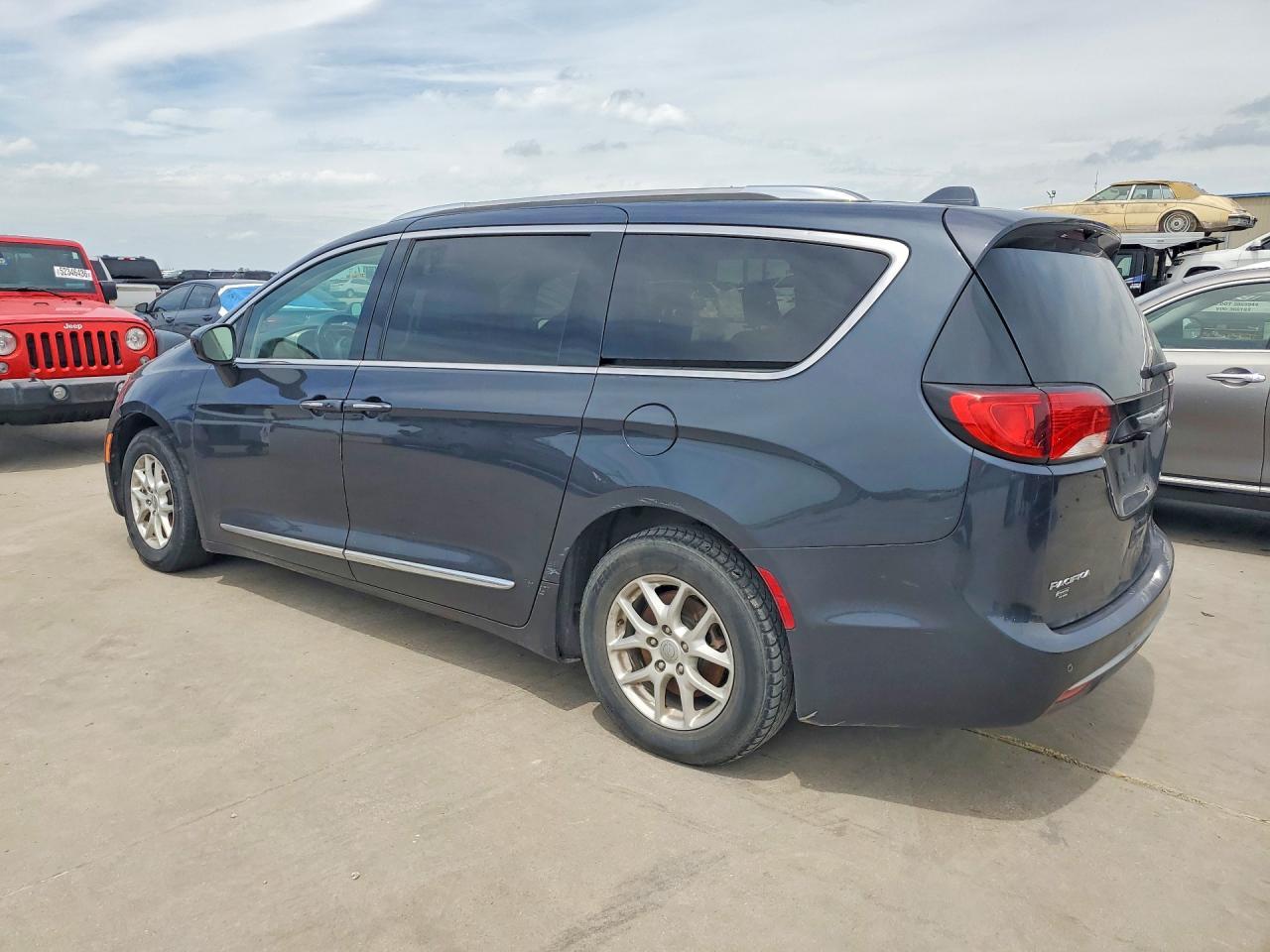 2020 Chrysler Pacifica Touring L - Фото 2
