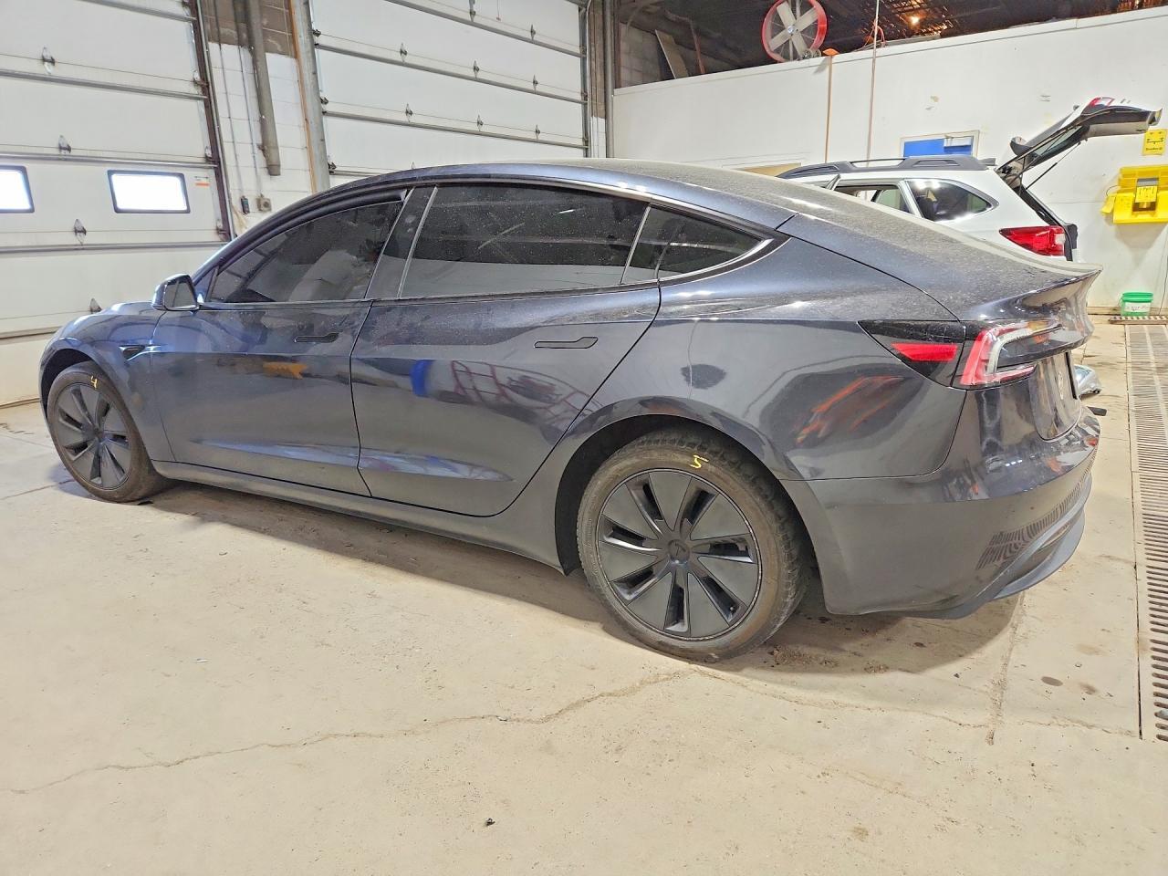 2025 Tesla Model 3 - Фото 2
