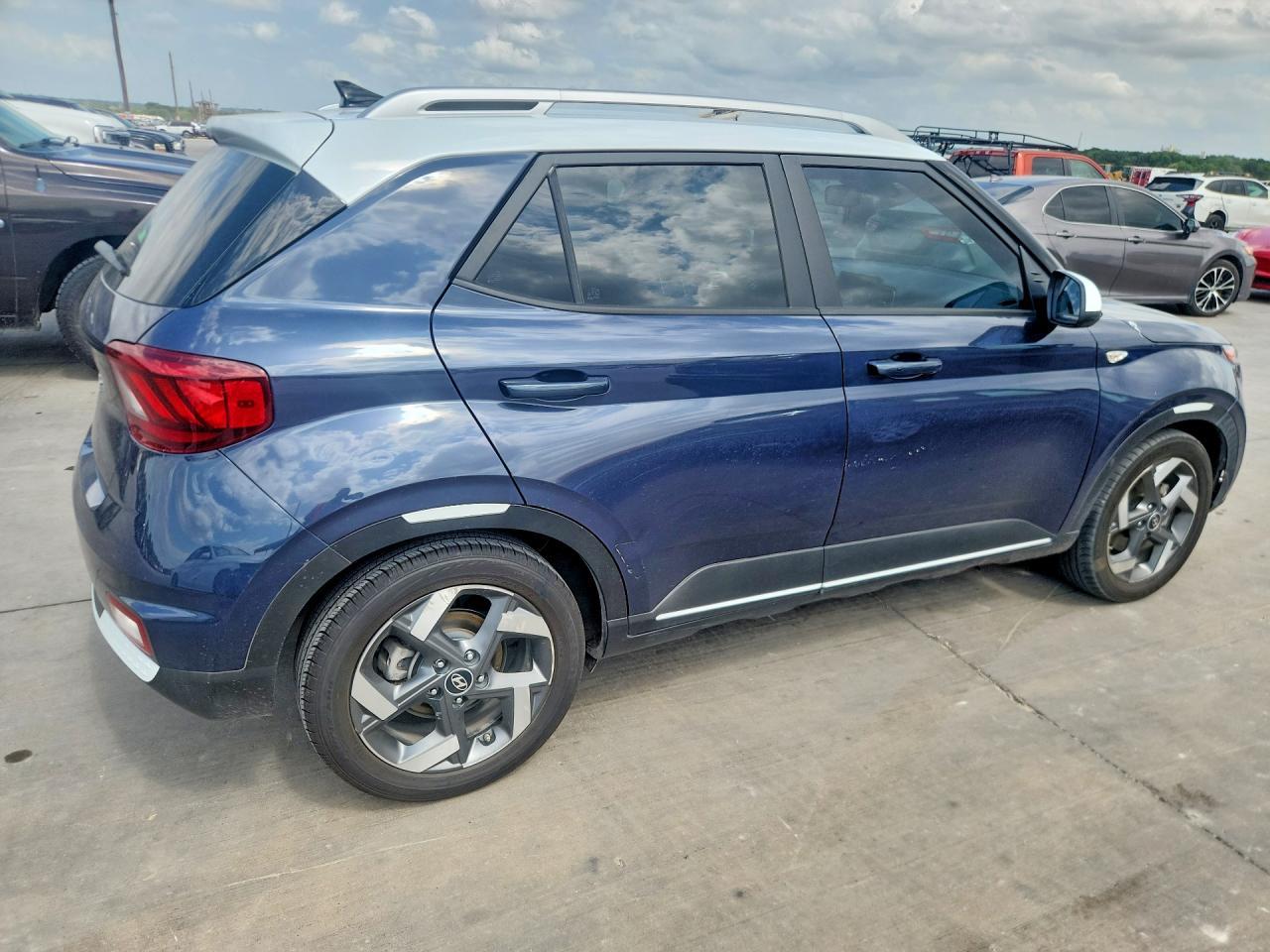 2022 Hyundai Venue Limited - Фото 3