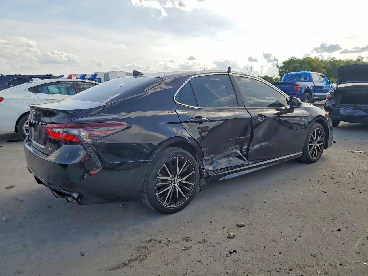 2022 Toyota Camry Se - Фото 3
